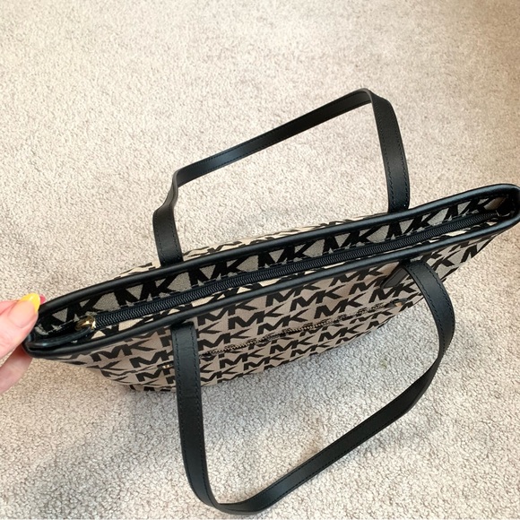 MICHAEL KORS Montauk Medium Signature Black/Brige Canvas Fabric Tote - Picture 6 of 14